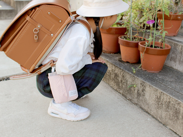 小1娘の通学の相棒に。携帯衛生ポーチにもなる、クッカヤプーの新作「移動ポケット」[PR]