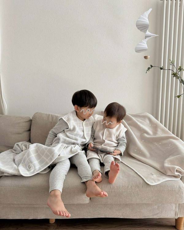 あの優しい温もりがブランケットに！フリーススリーパーのお仲間登場で、インスタグラマーさんの使用レポが続々到着中[PR]