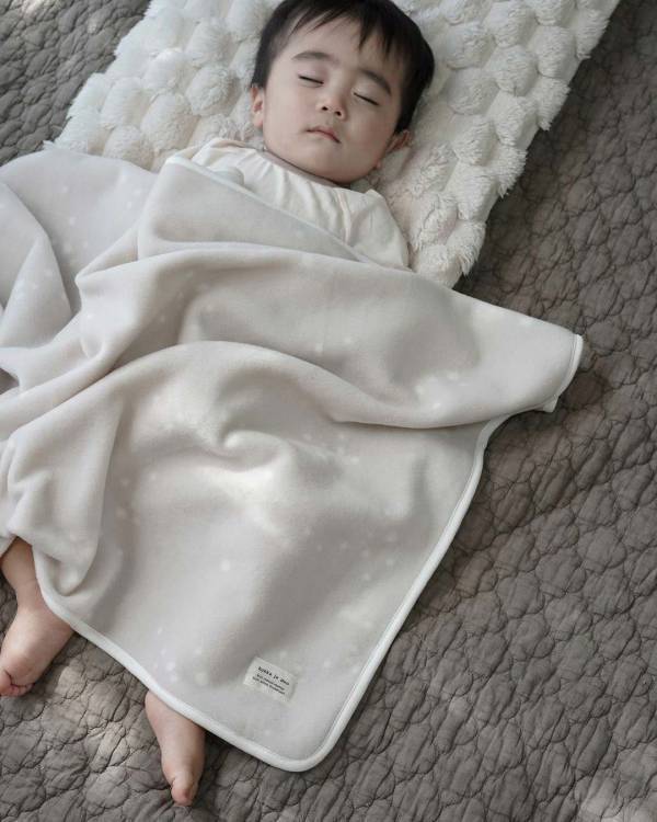あの優しい温もりがブランケットに！フリーススリーパーのお仲間登場で、インスタグラマーさんの使用レポが続々到着中[PR]