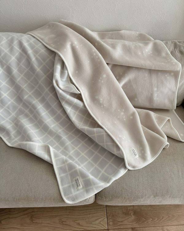 あの優しい温もりがブランケットに！フリーススリーパーのお仲間登場で、インスタグラマーさんの使用レポが続々到着中[PR]