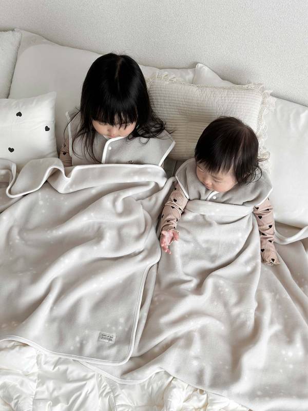 あの優しい温もりがブランケットに！フリーススリーパーのお仲間登場で、インスタグラマーさんの使用レポが続々到着中[PR]