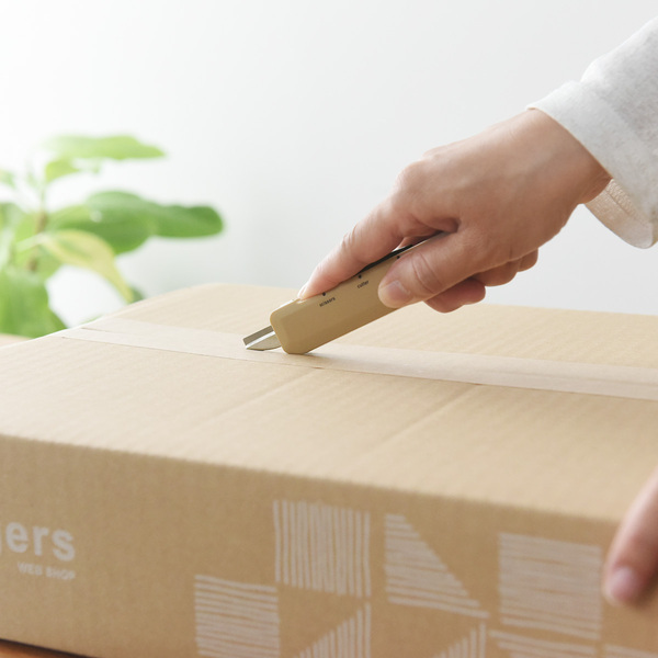 カッターがハサミに早変わり。荷物の開梱もタグ取りも、ぜ～んぶ「ハコアケ」にお任せ！