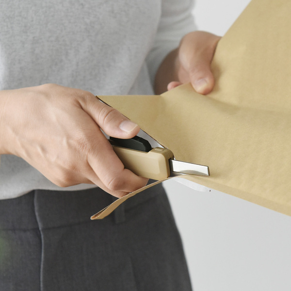 カッターがハサミに早変わり。荷物の開梱もタグ取りも、ぜ～んぶ「ハコアケ」にお任せ！