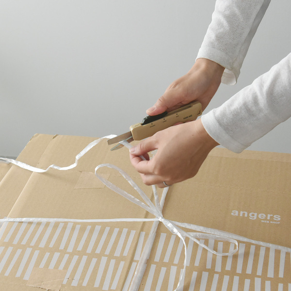 カッターがハサミに早変わり。荷物の開梱もタグ取りも、ぜ～んぶ「ハコアケ」にお任せ！