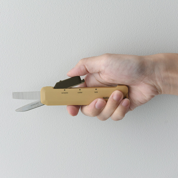 カッターがハサミに早変わり。荷物の開梱もタグ取りも、ぜ～んぶ「ハコアケ」にお任せ！