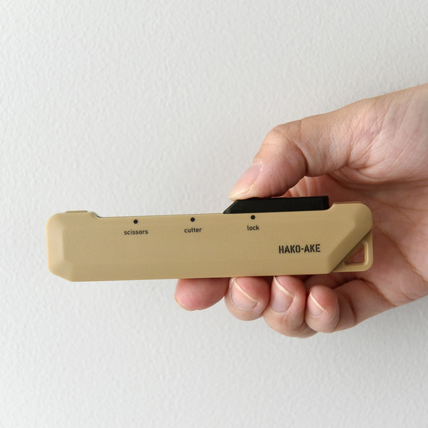 カッターがハサミに早変わり。荷物の開梱もタグ取りも、ぜ～んぶ「ハコアケ」にお任せ！