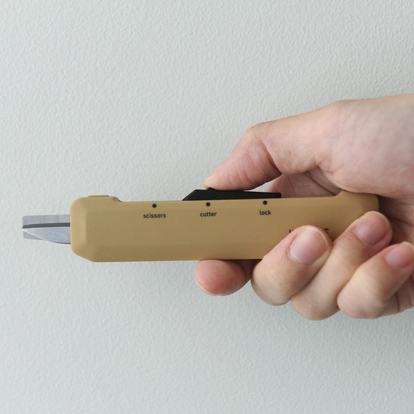 カッターがハサミに早変わり。荷物の開梱もタグ取りも、ぜ～んぶ「ハコアケ」にお任せ！