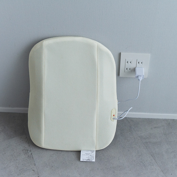 どこでも本格マッサージが叶う！ 薄さ8㎝の極薄マッサージ器