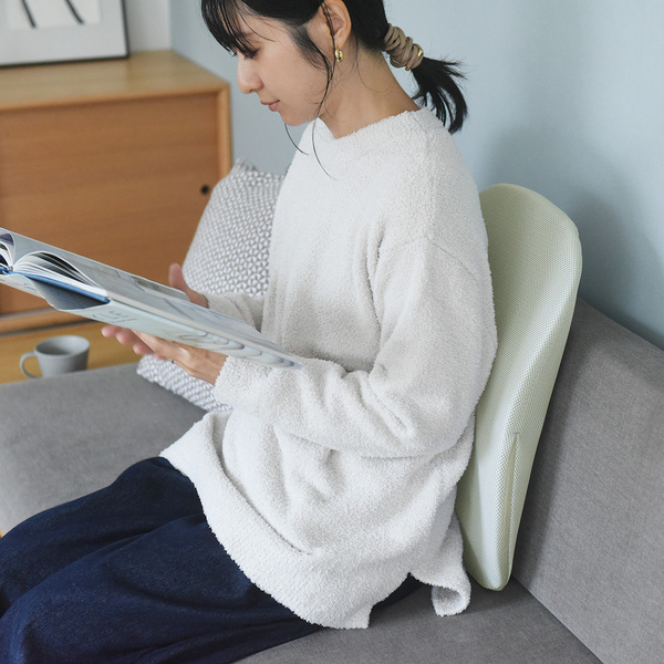 どこでも本格マッサージが叶う！ 薄さ8㎝の極薄マッサージ器