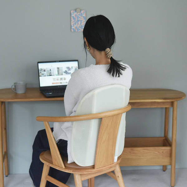 どこでも本格マッサージが叶う！ 薄さ8㎝の極薄マッサージ器