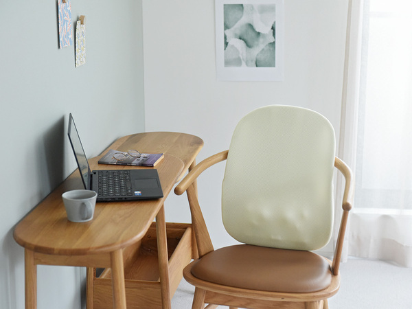 どこでも本格マッサージが叶う！ 薄さ8㎝の極薄マッサージ器