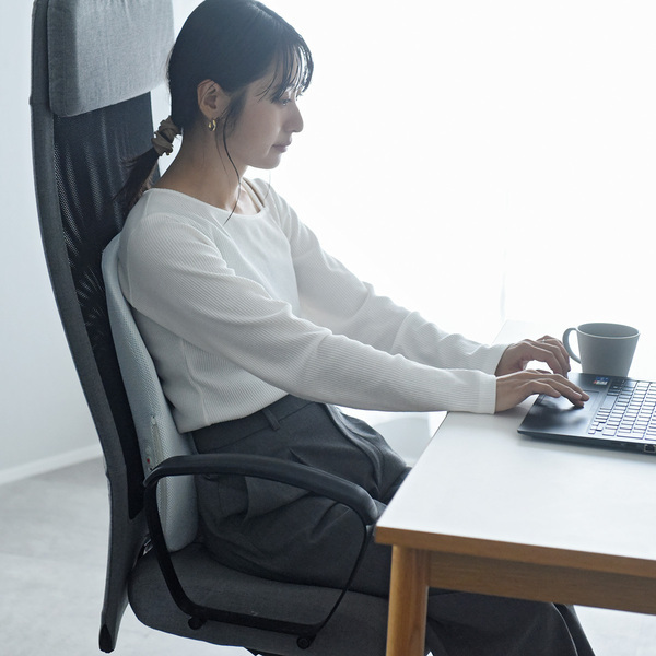 どこでも本格マッサージが叶う！ 薄さ8㎝の極薄マッサージ器