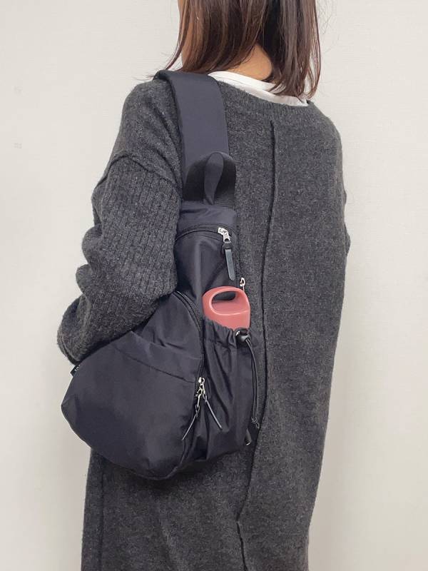 ショルダー以上、リュック未満のサイズ感がちょうどいい。週末のお出かけにぴったりのボディバッグ。[PR]