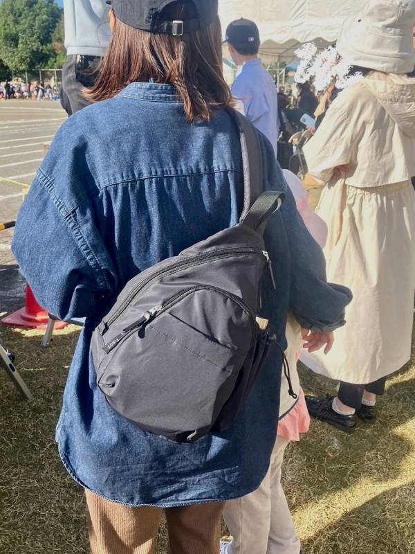 ショルダー以上、リュック未満のサイズ感がちょうどいい。週末のお出かけにぴったりのボディバッグ。[PR]