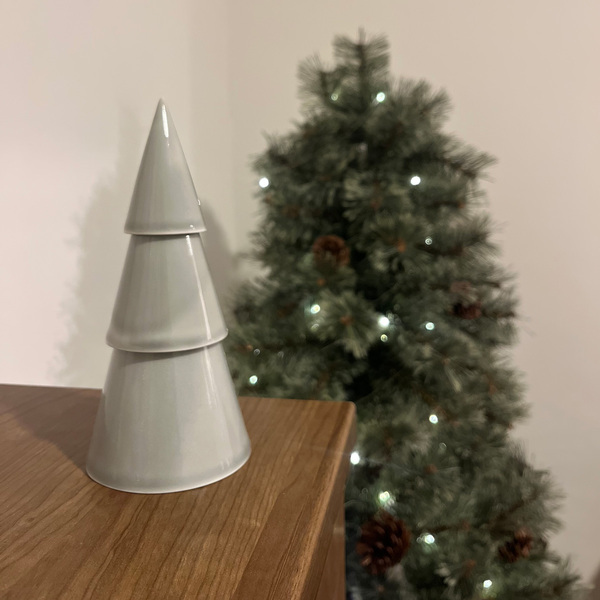 部屋がたちまち冬景色に。 ホリデーシーズンを盛り上げてくれる「陶器ツリー」[PR]