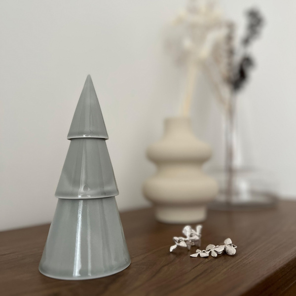 部屋がたちまち冬景色に。 ホリデーシーズンを盛り上げてくれる「陶器ツリー」[PR]