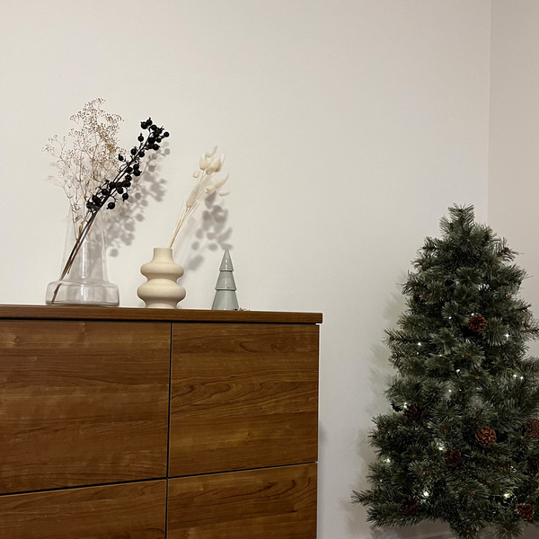 部屋がたちまち冬景色に。 ホリデーシーズンを盛り上げてくれる「陶器ツリー」[PR]