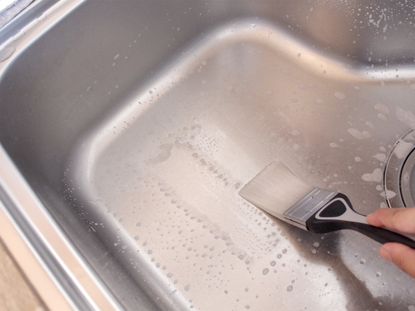 隙間にスイーーーッで汚れを一掃。プロ監修「spoil お掃除ブラシ」が、やみつき爽快！[PR]