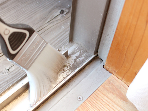 隙間にスイーーーッで汚れを一掃。プロ監修「spoil お掃除ブラシ」が、やみつき爽快！[PR]