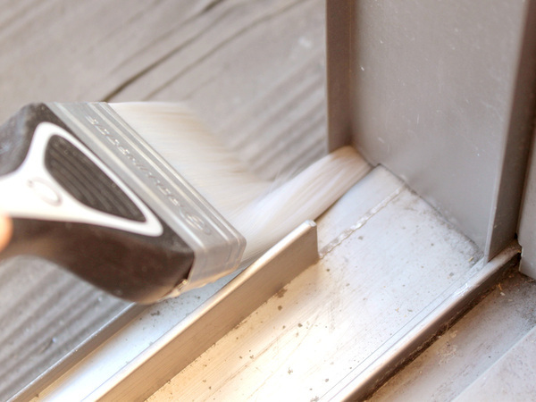 隙間にスイーーーッで汚れを一掃。プロ監修「spoil お掃除ブラシ」が、やみつき爽快！[PR]