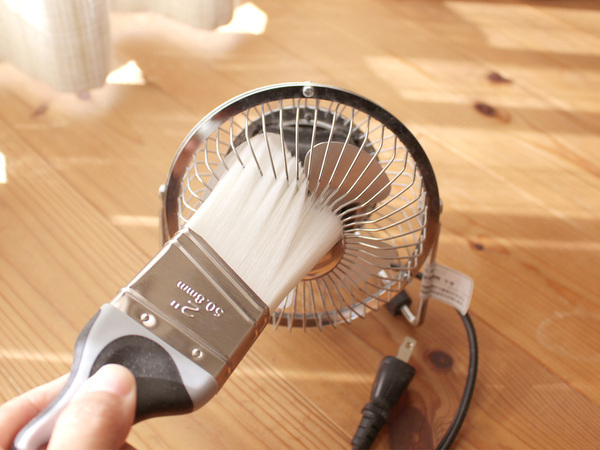 隙間にスイーーーッで汚れを一掃。プロ監修「spoil お掃除ブラシ」が、やみつき爽快！[PR]