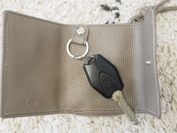 キーケース・パスケース・お財布が一体化！キャッシュレス派の人も現金派の人も使いやすい「三つ折り財布」[PR]