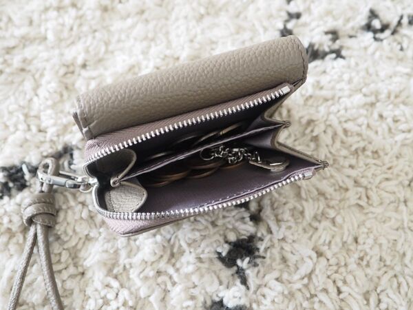 キーケース・パスケース・お財布が一体化！キャッシュレス派の人も現金派の人も使いやすい「三つ折り財布」[PR]