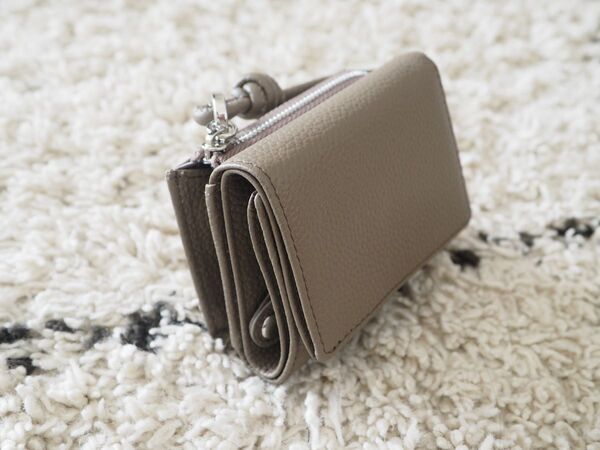 キーケース・パスケース・お財布が一体化！キャッシュレス派の人も現金派の人も使いやすい「三つ折り財布」[PR]