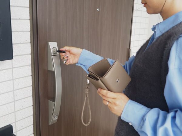 キーケース・パスケース・お財布が一体化！キャッシュレス派の人も現金派の人も使いやすい「三つ折り財布」[PR]