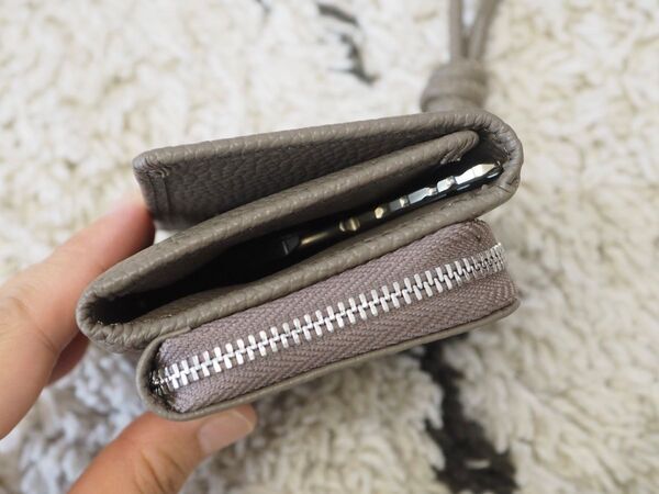 キーケース・パスケース・お財布が一体化！キャッシュレス派の人も現金派の人も使いやすい「三つ折り財布」[PR]