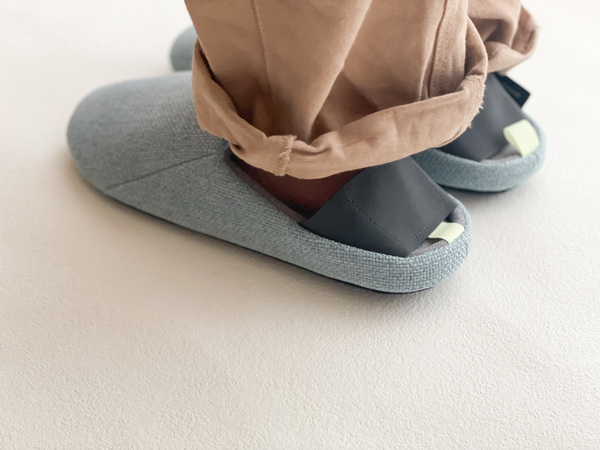 もしもの時にもすぐに逃げられて安心、普段履きで防災に備えられる「防災スリッパ」。[PR]