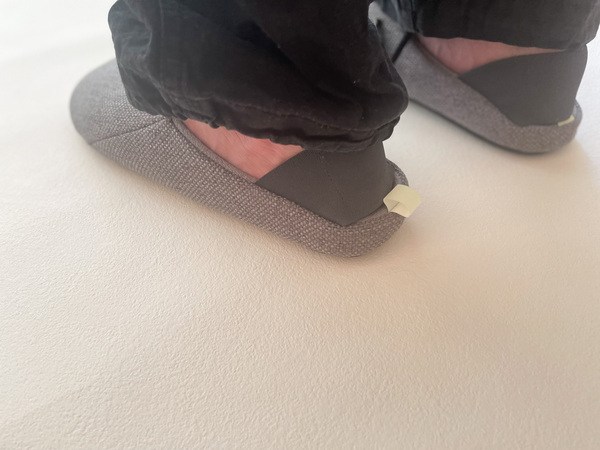 もしもの時にもすぐに逃げられて安心、普段履きで防災に備えられる「防災スリッパ」。[PR]