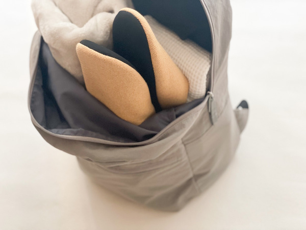 もしもの時にもすぐに逃げられて安心、普段履きで防災に備えられる「防災スリッパ」。[PR]