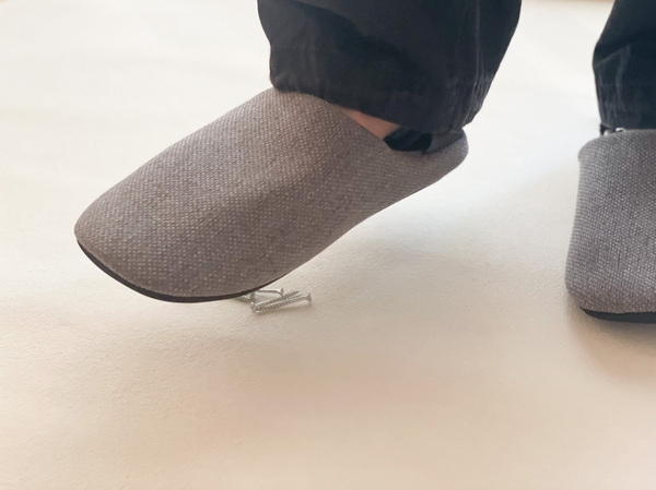 もしもの時にもすぐに逃げられて安心、普段履きで防災に備えられる「防災スリッパ」。[PR]