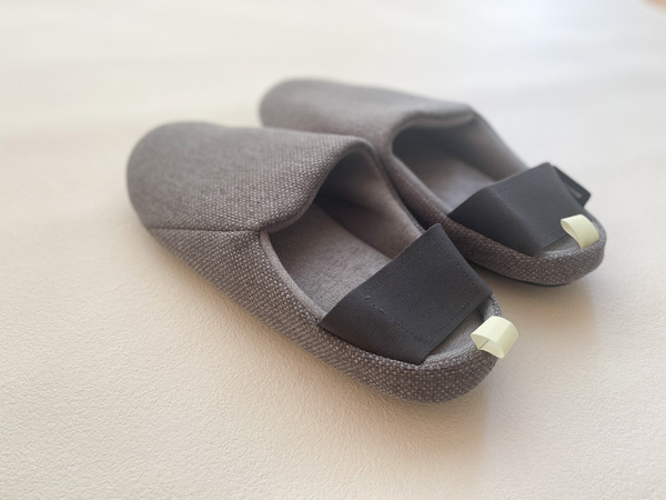 もしもの時にもすぐに逃げられて安心、普段履きで防災に備えられる「防災スリッパ」。[PR]