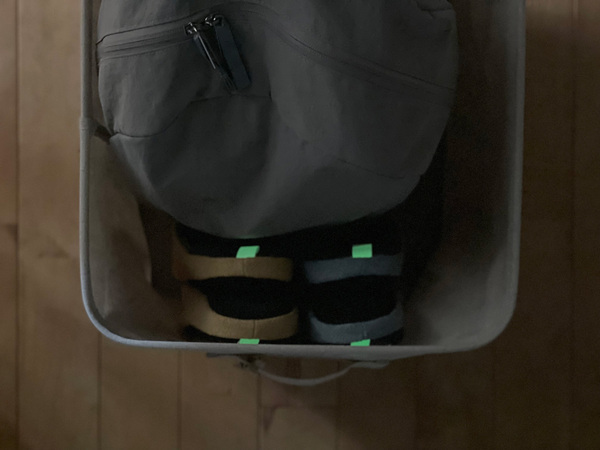 もしもの時にもすぐに逃げられて安心、普段履きで防災に備えられる「防災スリッパ」。[PR]