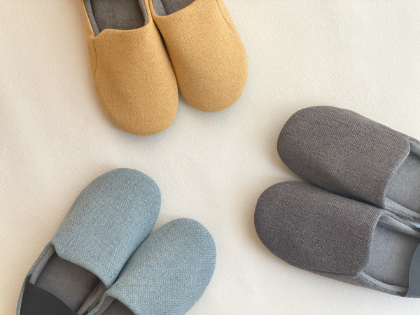 もしもの時にもすぐに逃げられて安心、普段履きで防災に備えられる「防災スリッパ」。[PR]