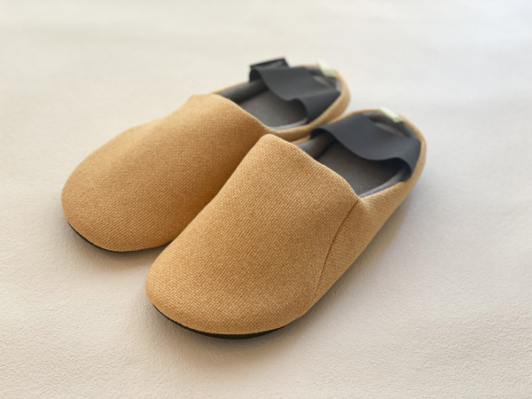 もしもの時にもすぐに逃げられて安心、普段履きで防災に備えられる「防災スリッパ」。[PR]