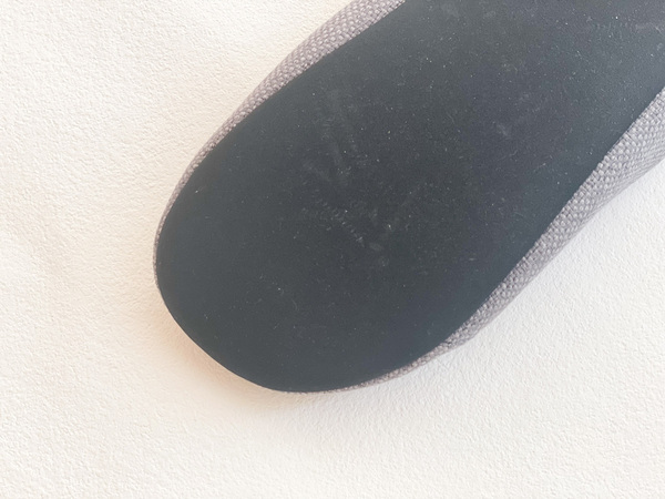 もしもの時にもすぐに逃げられて安心、普段履きで防災に備えられる「防災スリッパ」。[PR]