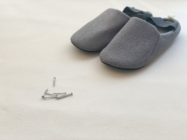 もしもの時にもすぐに逃げられて安心、普段履きで防災に備えられる「防災スリッパ」。[PR]