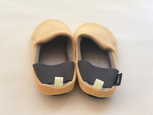 もしもの時にもすぐに逃げられて安心、普段履きで防災に備えられる「防災スリッパ」。[PR]