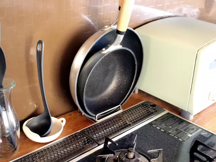 かさばるフライパン、こう片付ければ良かったんだ!隙間にスッキリ「収納スタンド」