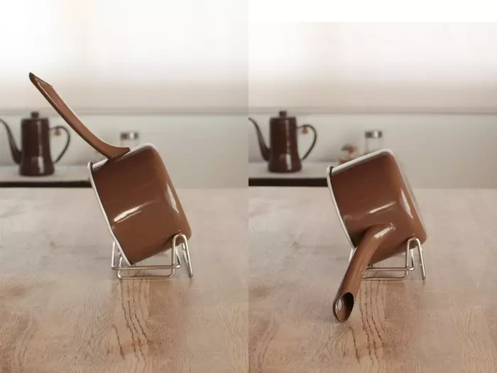 かさばるフライパン、こう片付ければ良かったんだ!隙間にスッキリ「収納スタンド」