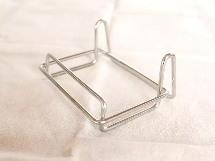 かさばるフライパン、こう片付ければ良かったんだ!隙間にスッキリ「収納スタンド」