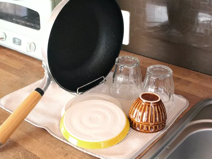 かさばるフライパン、こう片付ければ良かったんだ!隙間にスッキリ「収納スタンド」