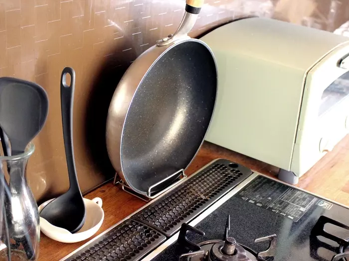 かさばるフライパン、こう片付ければ良かったんだ!隙間にスッキリ「収納スタンド」
