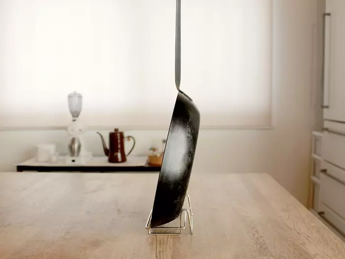 かさばるフライパン、こう片付ければ良かったんだ!隙間にスッキリ「収納スタンド」