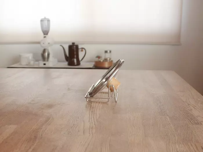 かさばるフライパン、こう片付ければ良かったんだ!隙間にスッキリ「収納スタンド」