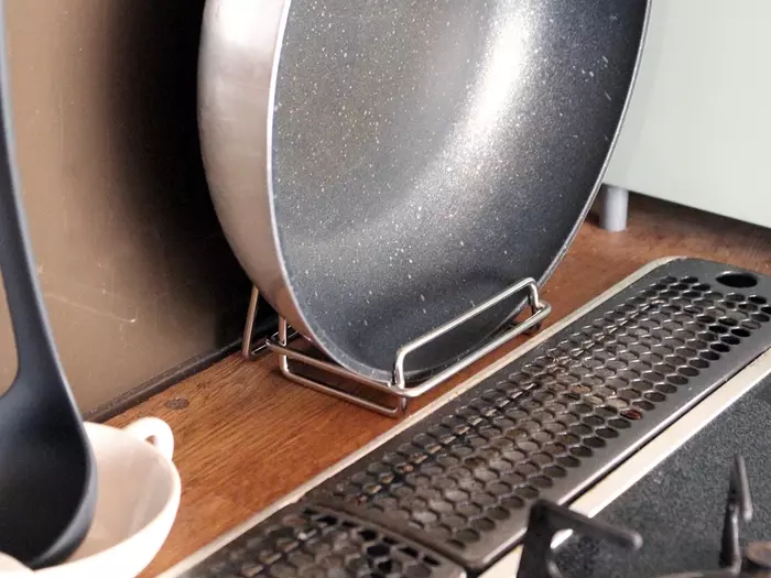かさばるフライパン、こう片付ければ良かったんだ!隙間にスッキリ「収納スタンド」