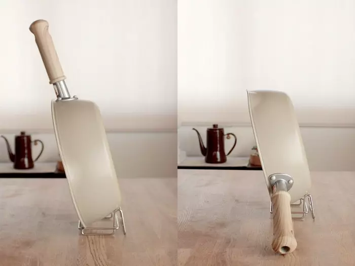 かさばるフライパン、こう片付ければ良かったんだ!隙間にスッキリ「収納スタンド」